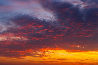 Gün batımından önce bulutlu güzel gökyüzü