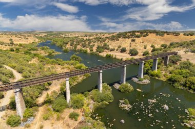 Beja yakınlarındaki Guadiana Demiryolu Köprüsü, Moura Şubesi, Ulusal Yol 260, Alentejo, Portekiz