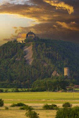 Portekiz 'in kuzeyindeki en kirli şehirlerin bulunduğu şehrin dağlarındaki şatonun manzarası.