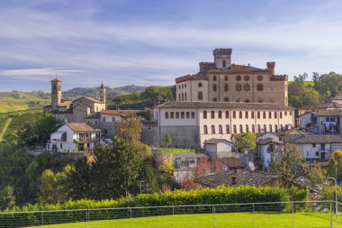 Barolo, Langhe bölgesinde üzüm bağı olan kale ve kasaba, Piedmont, İtalya