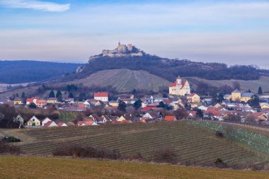 Falkenstein harabeleri ve üzüm bağı olan kasaba, Aşağı Avusturya, Avusturya