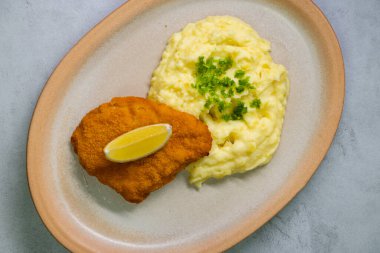 Tipik Çek mutfağı tavuk pirzolası ve patates püresi.