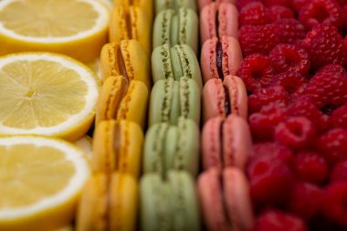 Ahududu ve limonlu farklı renkte makaronlar.