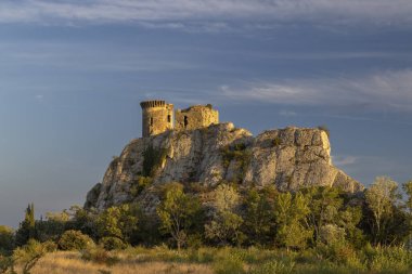 Chateauneuf-du-Pape, Provence, Fransa yakınlarındaki Chateau de lHers harabeleri 