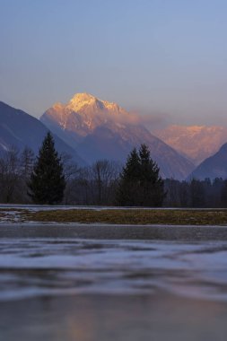 Bovec köyü yakınlarındaki kış manzarası, Triglavski ulusal parkı, Slovenya