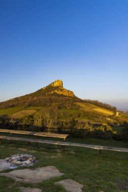 Üzüm bağı olan Solutre Kayası, Burgundy, Solutre-Pouilly, Fransa