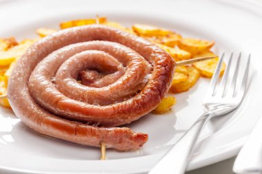 Kızarmış patatesli sosis.