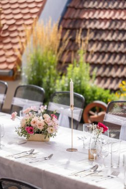 Pembe çiçekli düğün masası