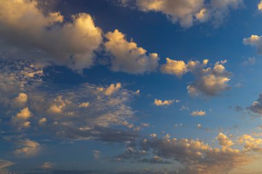 Gün batımından önce bulutlu güzel gökyüzü