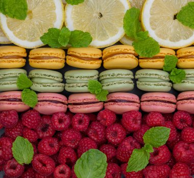 Ahududu, limon ve nane ile farklı renkte makaronlar.