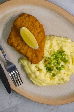 Tipik Çek mutfağı tavuk pirzolası ve patates püresi.