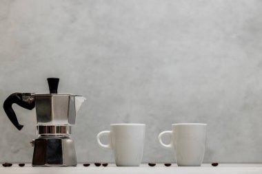 Bardaklı metal gayzer kahve makinesi.