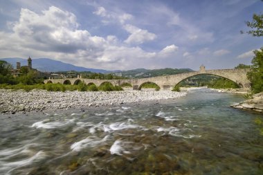 Gobbo Köprüsü ayrıca Bobbio, Piacenza ili, Trebbia Vadisi, Emilia Romagna, İtalya 'da Şeytan Köprüsü veya Ponte del Diavolo veya Ponte Gobbo' da bulunmaktadır.