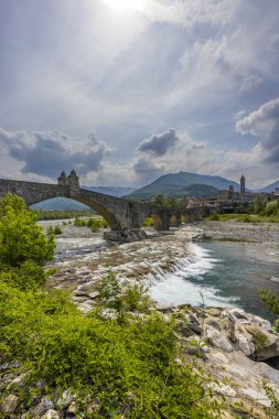 Gobbo Köprüsü ayrıca Bobbio, Piacenza ili, Trebbia Vadisi, Emilia Romagna, İtalya 'da Şeytan Köprüsü veya Ponte del Diavolo veya Ponte Gobbo' da bulunmaktadır.