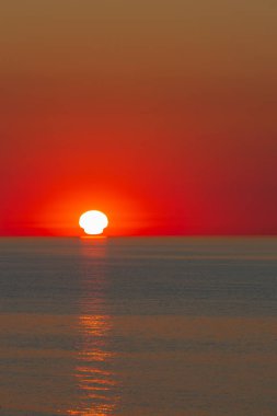 Denizin üzerinde yaz gün batımı