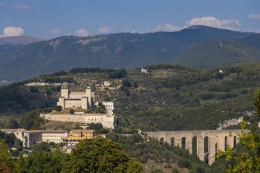 Umbria, İtalya 'da su kemerli Spoleto kalesi