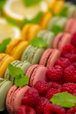 Ahududu, limon ve nane ile farklı renkte makaronlar.