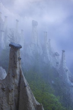 Platten Dünya Piramitleri (Erdpyramiden - Piramidi di di Plata) Percha ve Bruneck yakınlarında, Güney Tyrol, İtalya