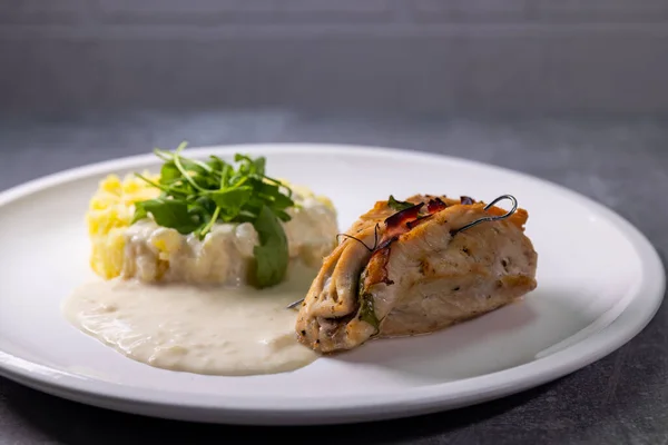 Turkey Roll Filled Spinach Ham Served Mashed Potatoes Cream Sauce — Stock Photo, Image