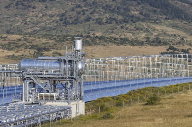 Fransa 'nın Llo kentindeki Fresnel tipi termodinamik güneş enerjisi santrali.