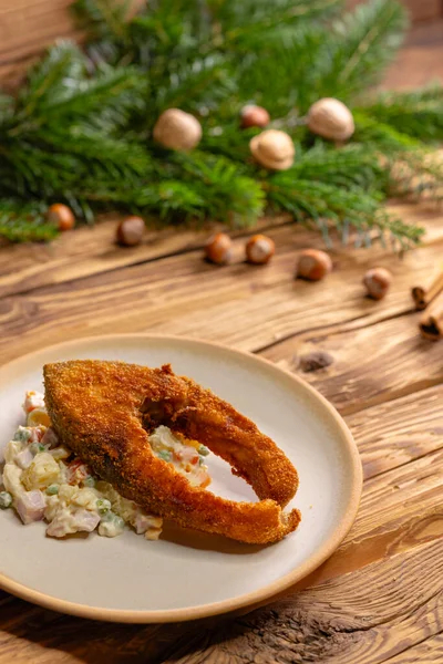 捷克共和国的传统圣诞晚餐 油炸鲤鱼加土豆沙拉 — 图库照片