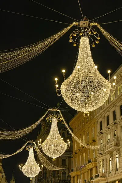 Street Keskustassa Jouluna Wien Itävalta — kuvapankkivalokuva