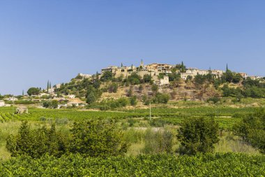 Tipik küçük kasaba Faulcon, Provence, Fransa