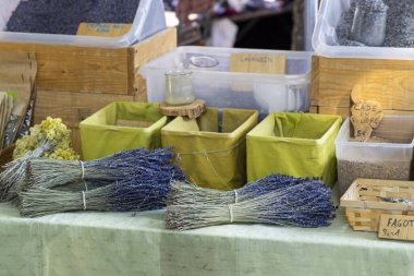 Riez 'deki sokak pazarı, Alpes-de-Haute-Provence, Fransa