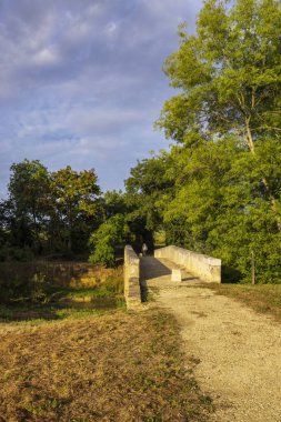 Larressingle yakınlarındaki Romen Artigue ve Osse nehri köprüsü Santiago de Compostela, UNESCO Dünya Mirası Bölgesi, ayrılış Gers, Fransa