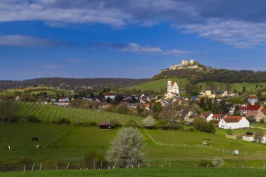 Falkenstein harabeleri ve üzüm bağı olan kasaba, Aşağı Avusturya, Avusturya