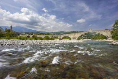 Gobbo Köprüsü ayrıca Bobbio, Piacenza ili, Trebbia Vadisi, Emilia Romagna, İtalya 'da Şeytan Köprüsü veya Ponte del Diavolo veya Ponte Gobbo' da bulunmaktadır.