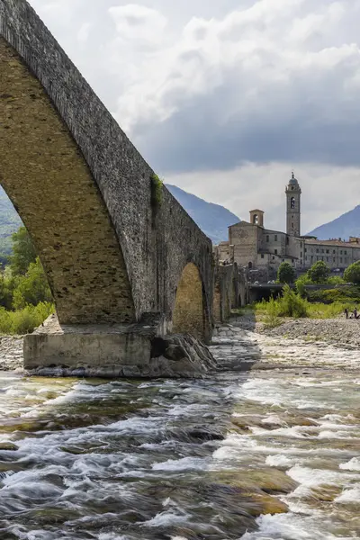 Gobbo桥也位于意大利埃米莉亚罗马纳Trebbia山谷Piacenza省Bobbio的Devil Bridge或Ponte Del Diavolo或Ponte Gobbo — 图库照片