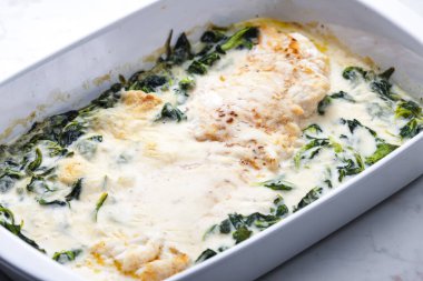 Kümes hayvanları peynir ve ıspanak yapraklarıyla buluşur.