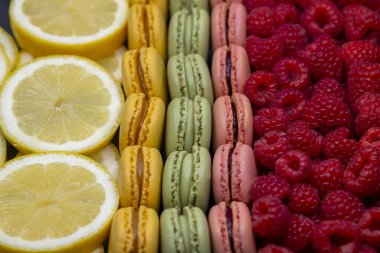 Ahududu ve limonlu farklı renkte makaronlar.