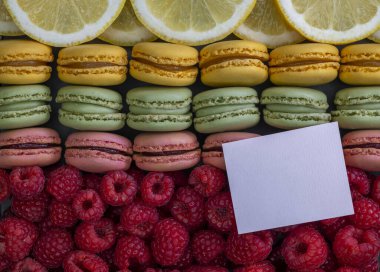 Ahududu ve limonlu farklı renkte makaronlar.