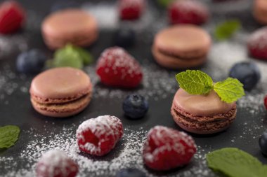 Siyah arkaplanda farklı renkte makaronlar