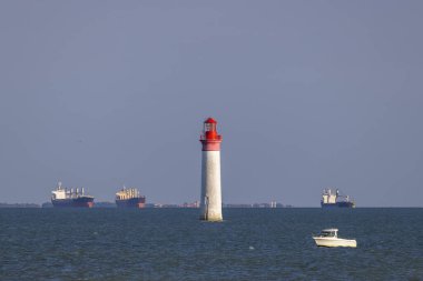 Ile de Re yakınlarındaki Phare de Chauvea gemileriyle La Rochelle, Pays de la Loire, Fransa