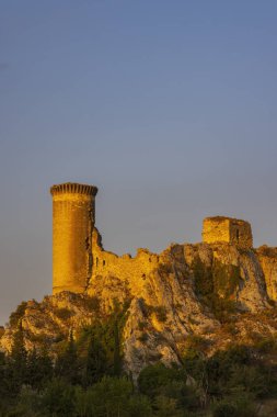 Chateauneuf-du-Pape, Provence, Fransa yakınlarındaki Chateau de lHers harabeleri 