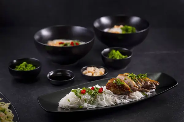 Diverse Gerechten Uit Aziatische Keuken Met Verschillende Soorten Noedels Rijst — Stockfoto