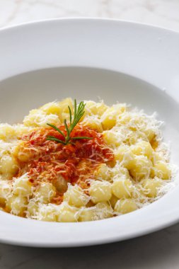 Domates soslu gnocchi ve parmesan peyniri.