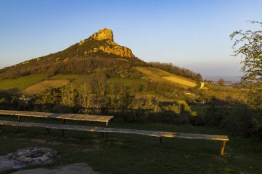 Üzüm bağı olan Solutre Kayası, Burgundy, Solutre-Pouilly, Fransa