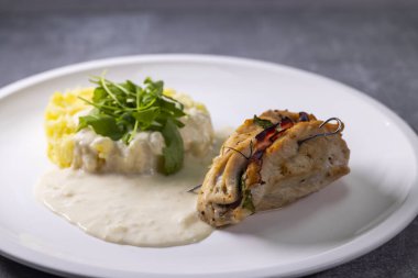 Hindi dürümü ıspanak ve patates püresi ve krema sosuyla servis edilmiş jambon ile dolu.