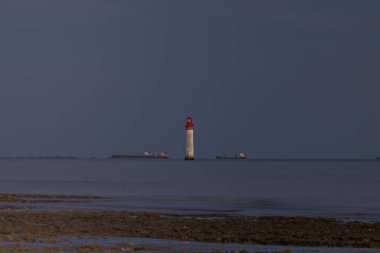 Ile de Re yakınlarındaki Phare de Chauvea gemileriyle La Rochelle, Pays de la Loire, Fransa