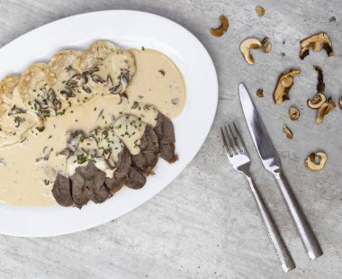 Kremalı et, mantar sosu ve Karlsbad köftesi.