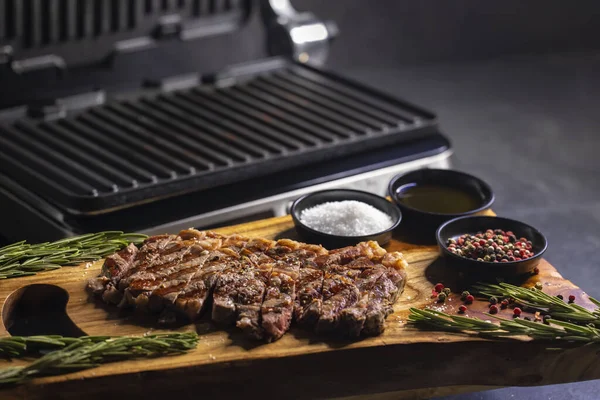 Ribeye Steak Auf Holzbrett Mit Gewürzen Und Elektrogrill — Stockfoto