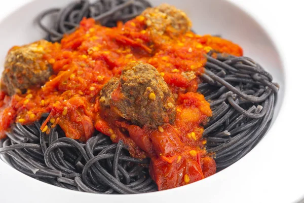 Czarne Spaghetti Sosem Pomidorowym Kulkami Mięsnymi — Zdjęcie stockowe