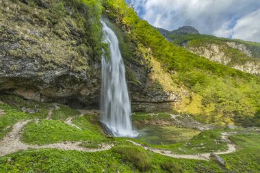 Goriuda Şelalesi (Fontanon di Goriuda), Valle Raccolana, Friuli Venezia Giulia, İtalya