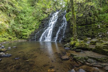Şelale Şelalesi Cheylade yakınlarında, Fransız dağları, Fransa