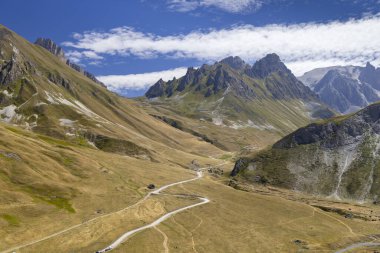 Col de la Pare ve Col des Rochillesr yakınlarındaki manzara, Hautes-Alpes, Fransa