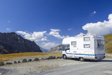 Col de l 'Iseran, Savoy, Fransa yakınlarında minibüs hayatı